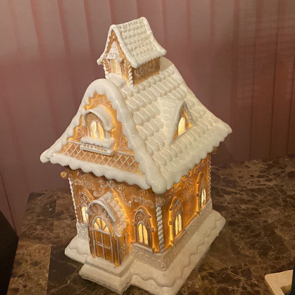 Gingerbread house- lights up! - Picture 1 of 16